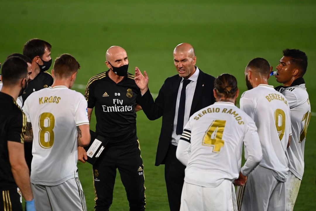 Zidane, dando instrucciones a los jugadores del Real Madrid en el partido contra el Getafe