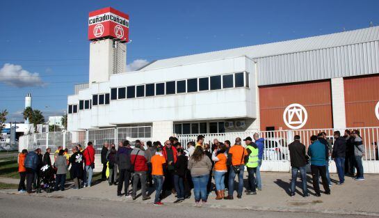 Concentració de treballadors a les portes de l'empresa.