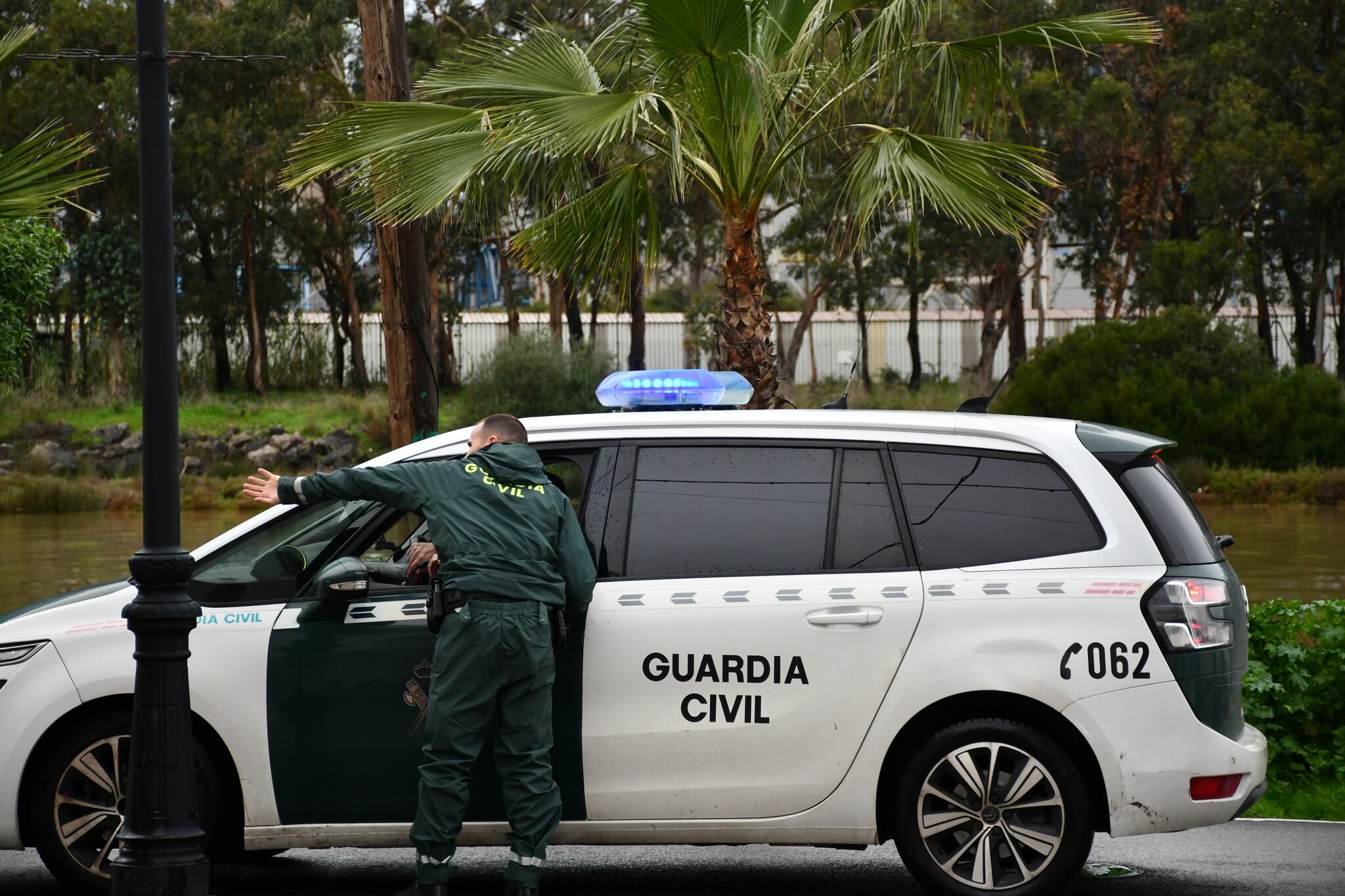 Agentes durante el operativo de hoy