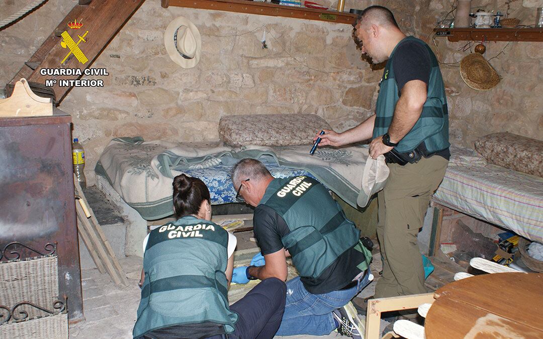 Imagen del operativo de Guardia Civil en el laboratorio de Valdealgorfa