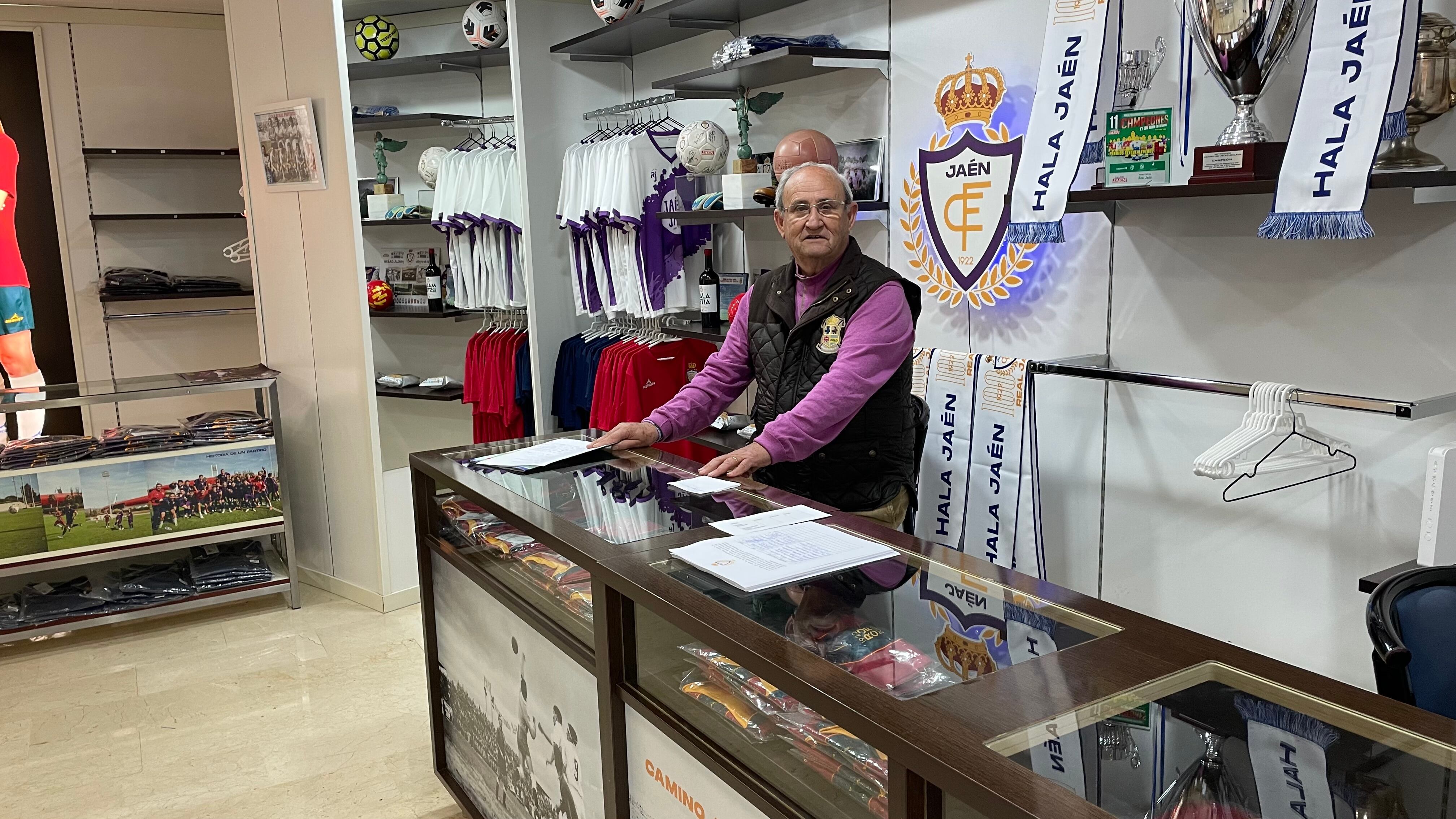 El Consejero del Real Jaén Francisco Lopera está al frente de la tienda del club donde se deberán inscribir todos aquellos aficionados que quieran viajar hasta Málaga el próximo domingo