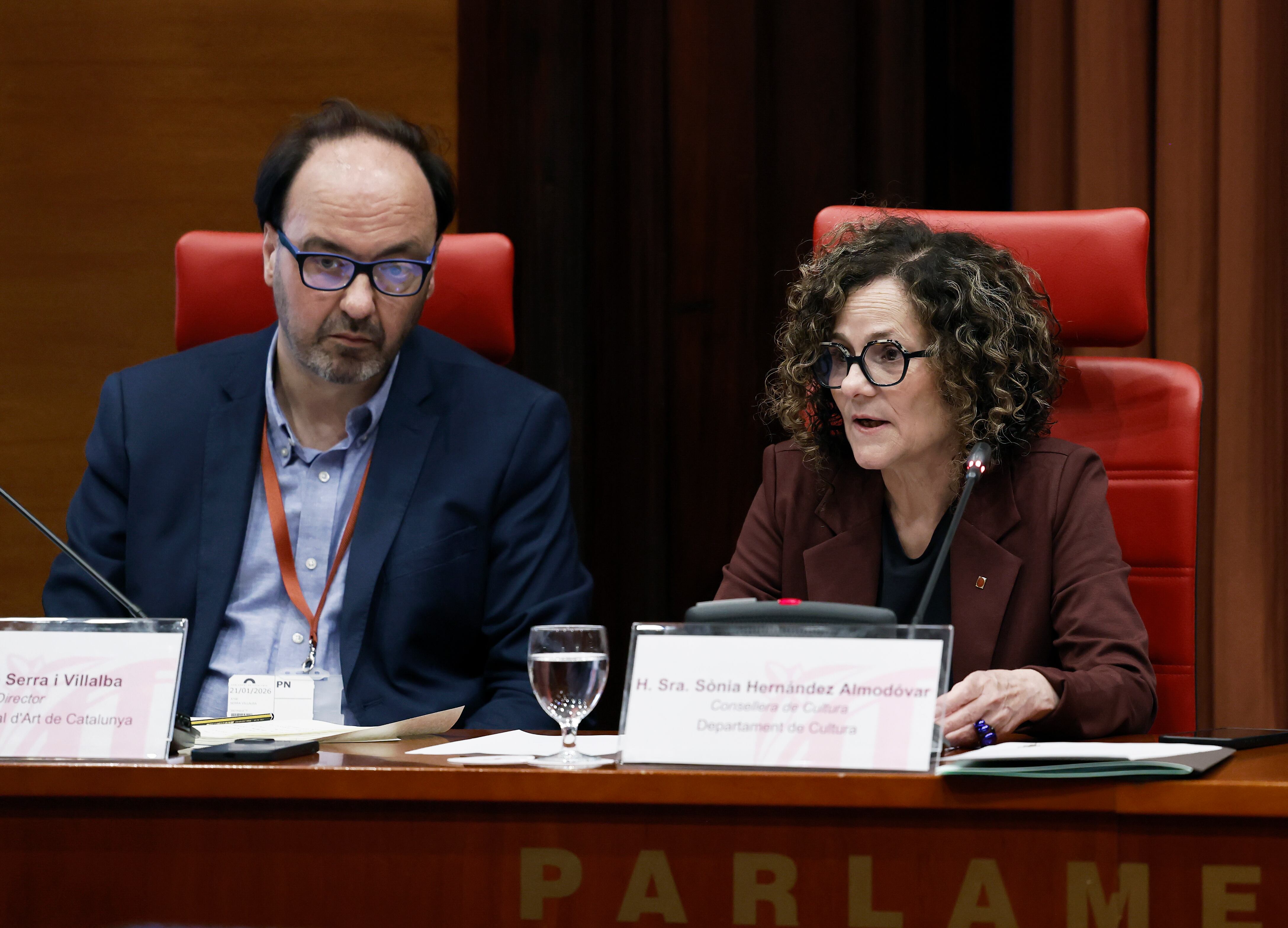 GRAFCAT7022. BARCELONA, 21/01/2026.- La consellera de Cultura, Sònia Hernández, acompañada del director del Museu Nacional dArt de Catalunya, Pepe Serra durante su comparecencia en la Comisión de Cultura del Parlament para informar sobre el posible traslado de las pinturas de Sijena. EFE/Andreu Dalmau