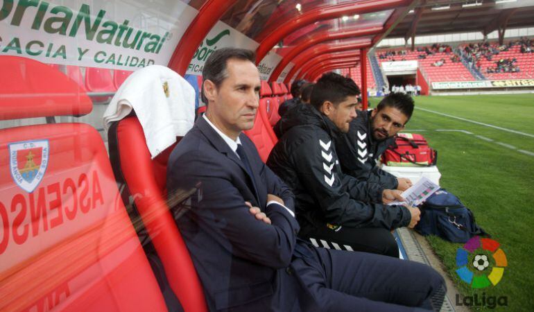 Vicente Moreno a la banqueta de "Los Pajaritos" abans d'enfrontar-se al Numancia.