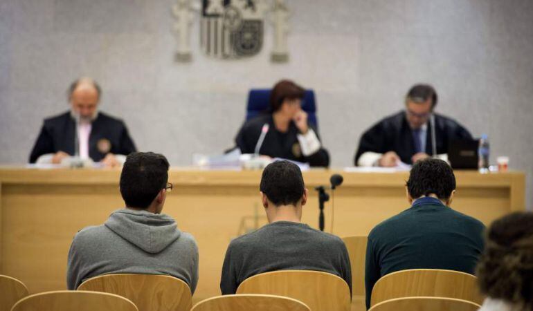 Tres responsables de la web Youkioke durante el juicio en la Audiencia Nacional.