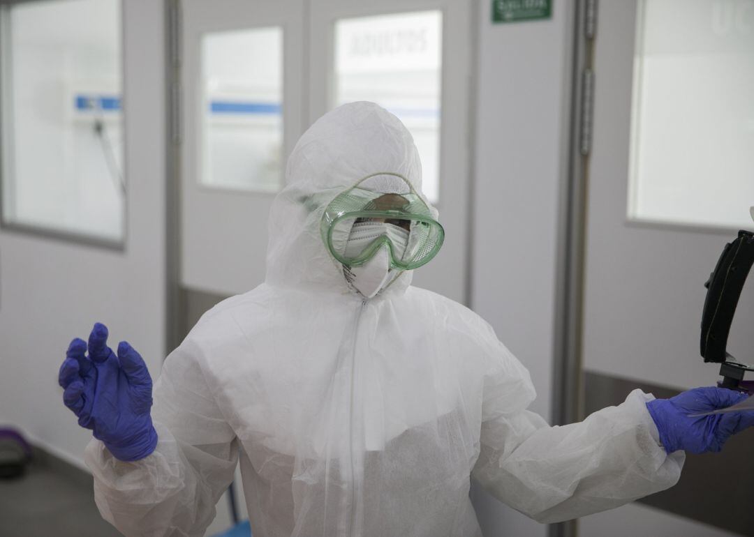 Profesional sanitario con equipo de protección individual