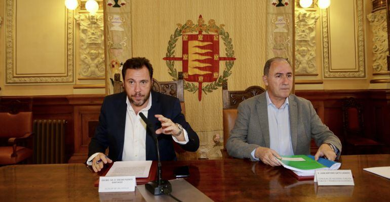 El alcalde de Valladolid, Óscar Puente (i), y el concejal de Hacienda, Antonio Gato (d)