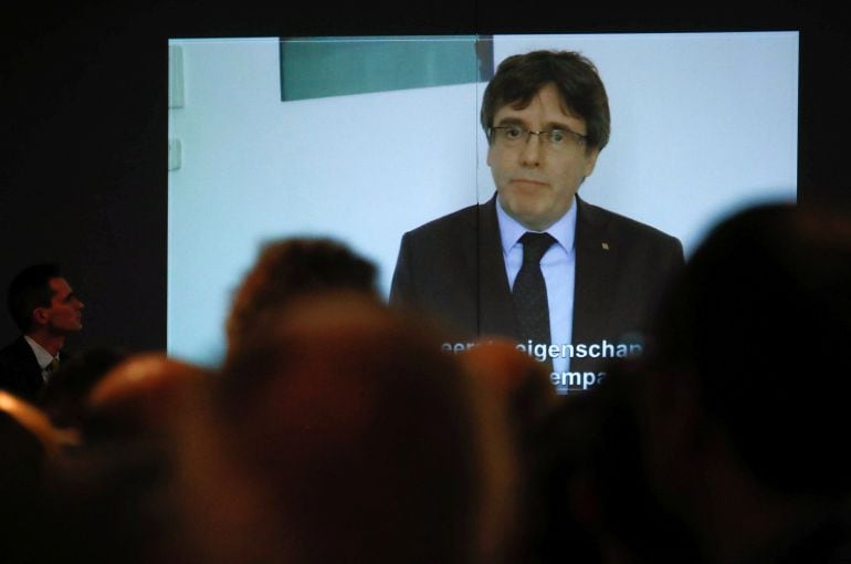 Puigdemont , JuntsxCat y ERC negocian una fórmula viable para la investidura