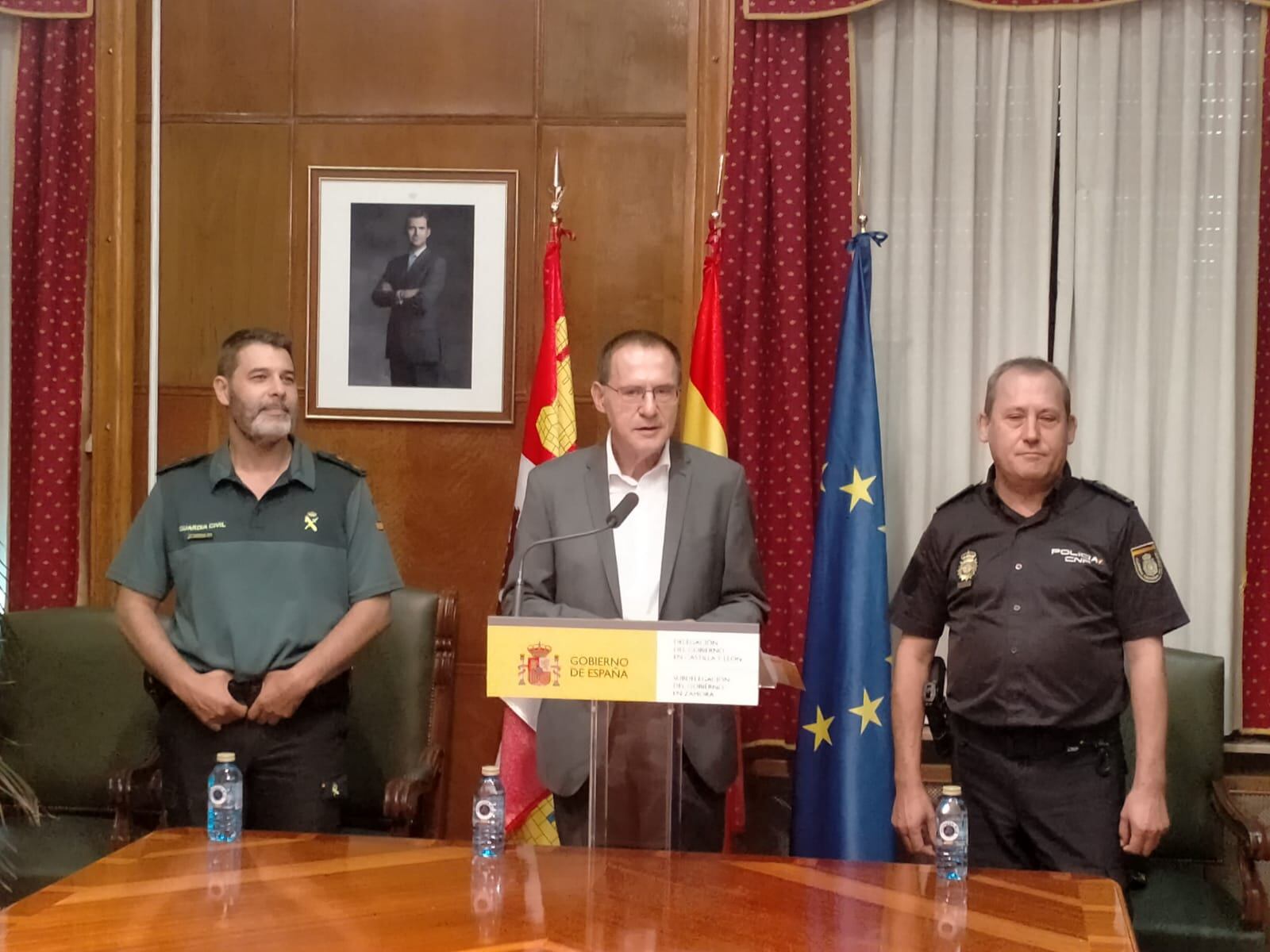 El Subdelegado del Gobierno en Zamora, Ángel Blanco, acompañado del Jefe de la Comandancia de la Guardia Civil de Zamora, Hector David Pulido, y de Guillermo Vara, Comisario Jefe de la Policia Nacional en Zamora
