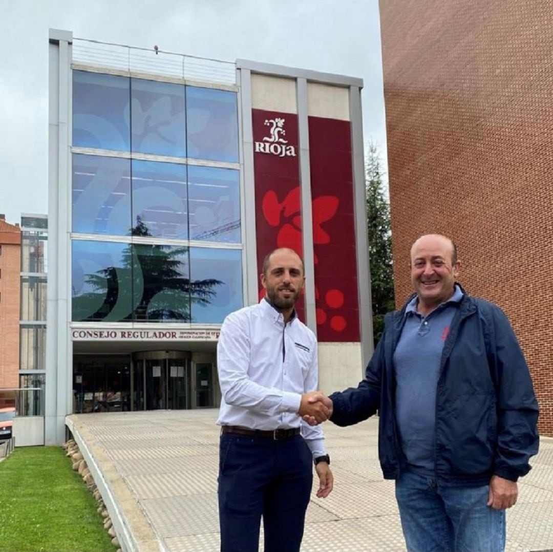 El presidente de ARAG-Asaja, Eduardo Pérez, a la izquierda y el presidente de FECOAR, Fernando Ezquerro, a la derecha, acuerdan hacer presidente a Ezquerro de la Interprofesional y el Consejo Regulador de la DOC Rioja.