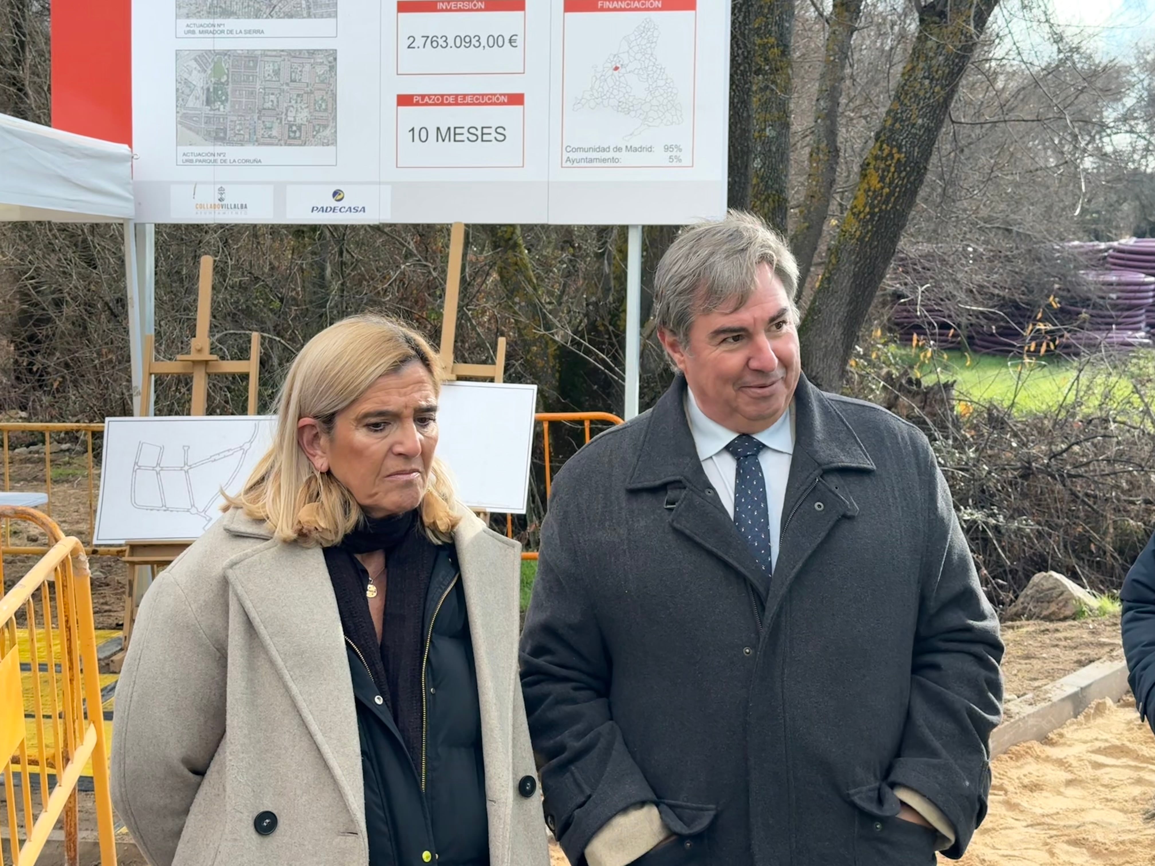 Mariola Vargas, alcaldesa de Collado Villalba, junto al viceconsejero de Presidencia y Administración Local, José Antonio Sánchez, durante la visita institucional a las obras de mejora de aceras y asfalto.