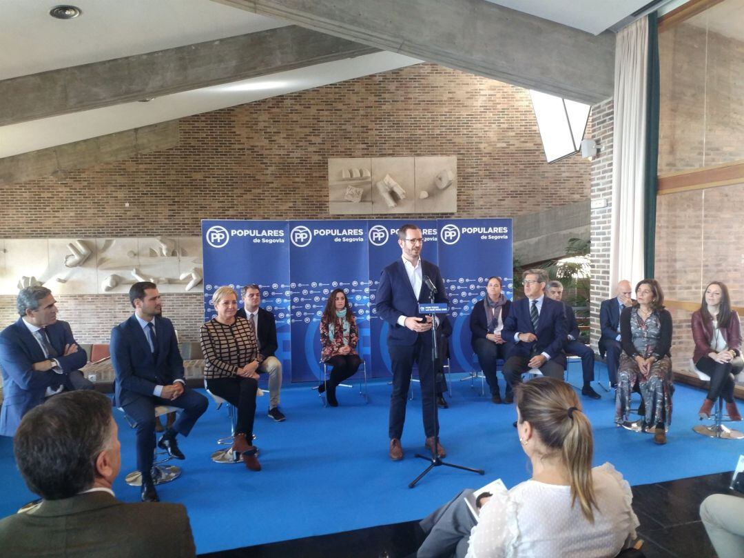 Maroto, en el centro, durante su intervención en la presentación de los candidatos del PP por Segovia. 
 