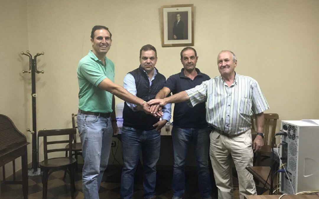 Foto de familia tras conocerse que Nava del Rey será sede del Nacional