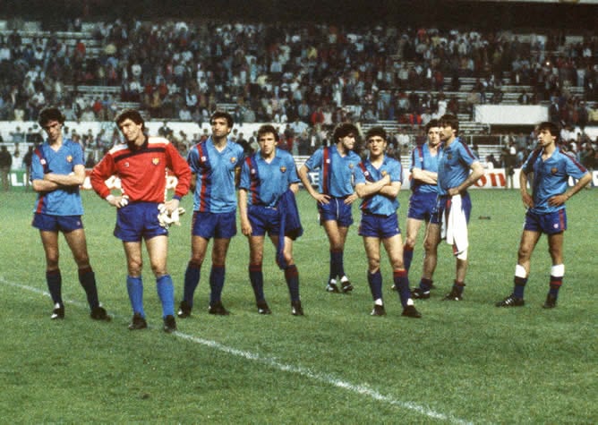 Los jugadores del F.C. Barcelona, sobre el césped del estadio Ramón Sánchez Pizjuán, de Sevilla, tras perder la final de la Copa de Europa de 1986 en la tanda de penaltis ante el Steaua de Bucarest