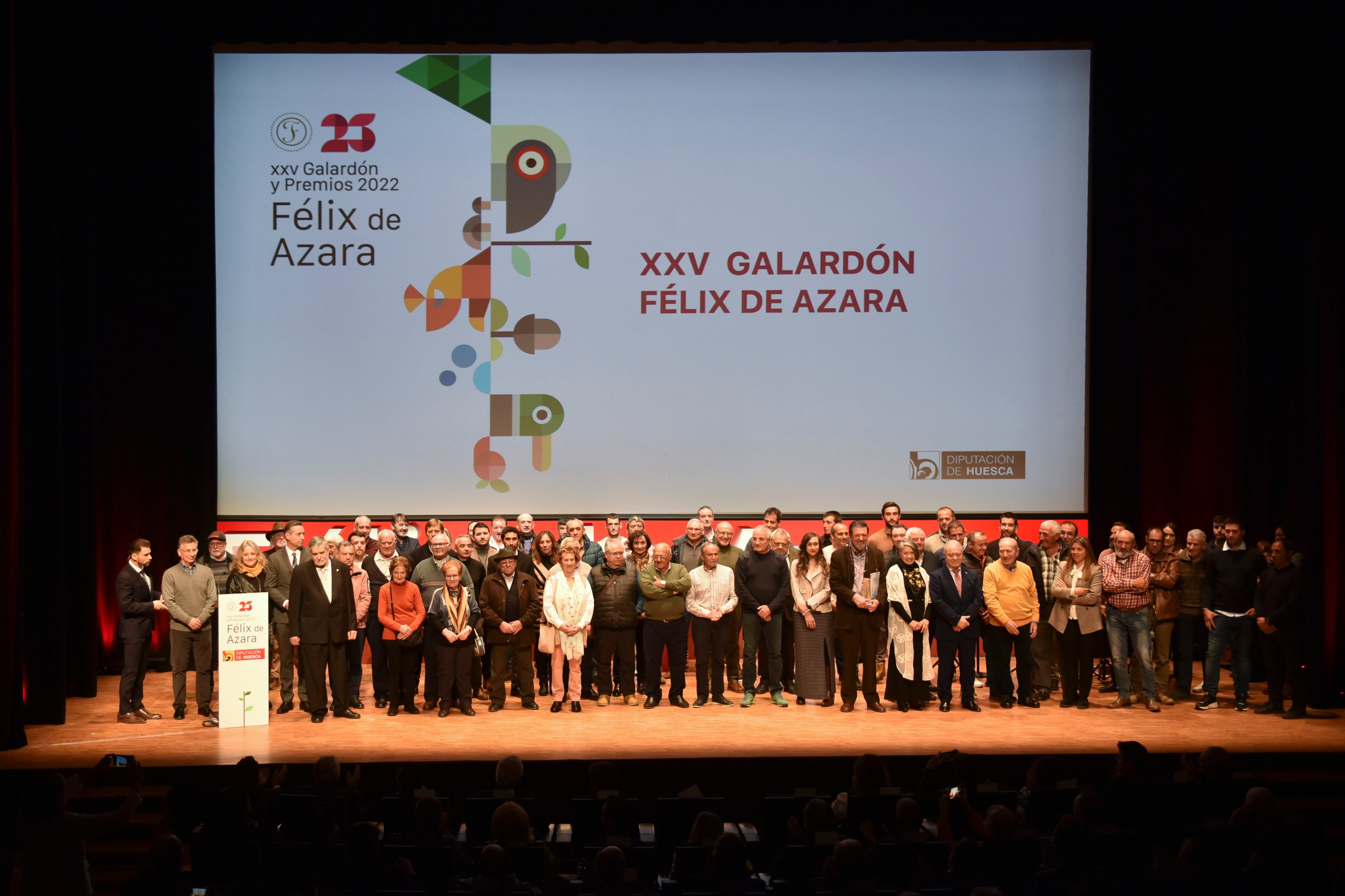 Foto de familia de los galardonados en las 25 ediciones de los Premios &quot;Félix de Azara&quot; con el presidente de la Diputación, Miguel Gracia