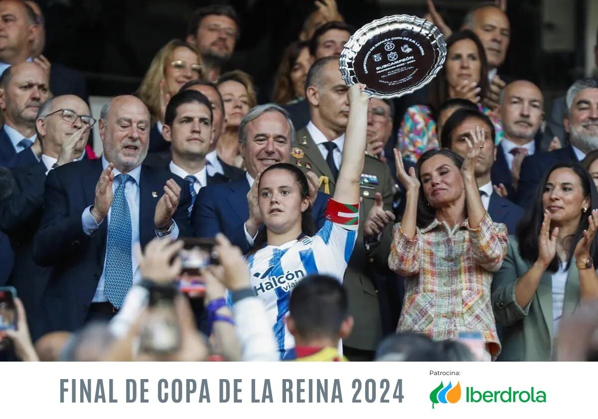 Nerea Eizagirre levanta la placa de subcampeonas de Copa.