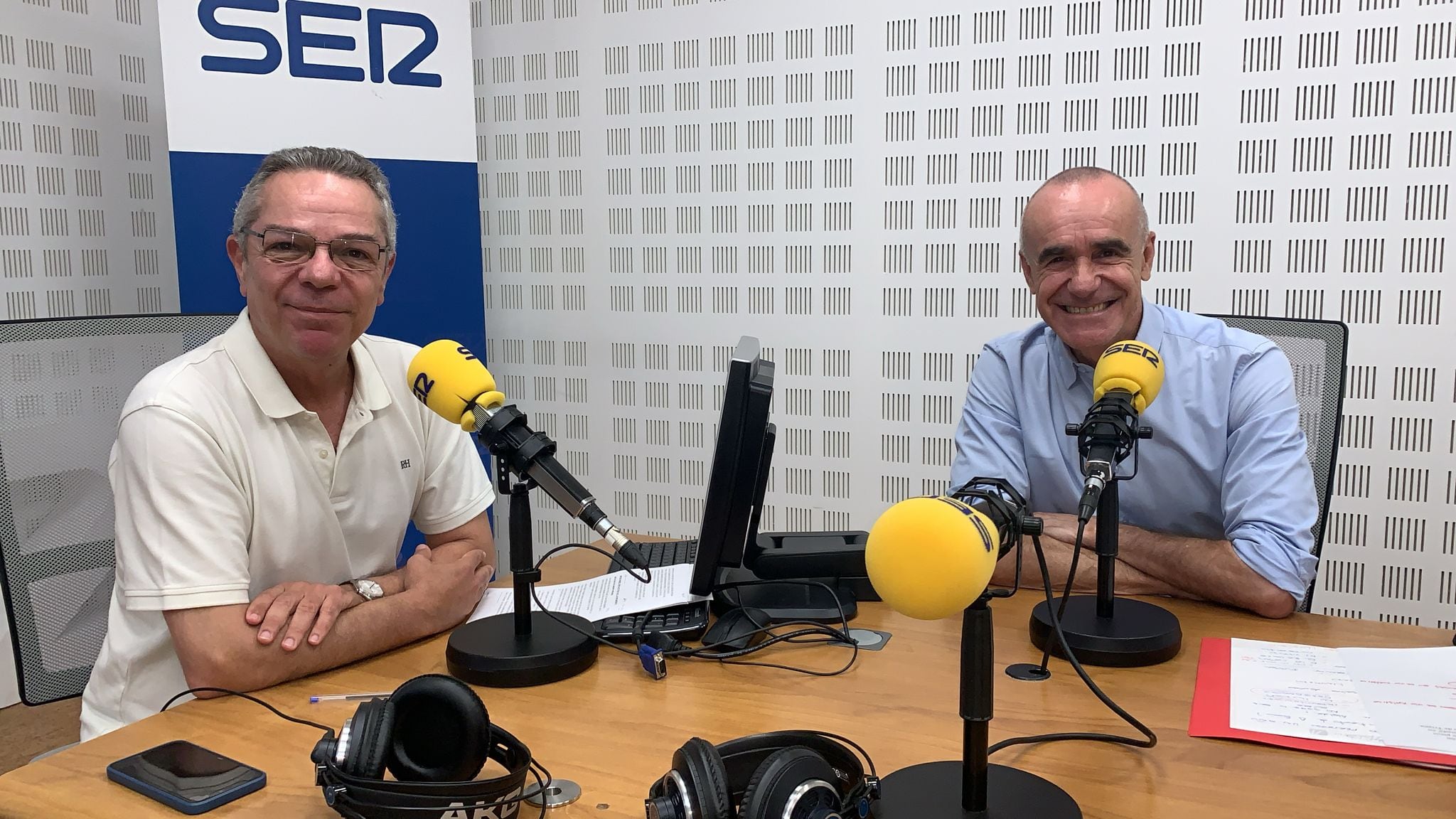 Antonio Muñoz, a la derecha de la imagen, junto a Salomón Hachuel en el estudio del programa Hoy por Hoy Sevilla