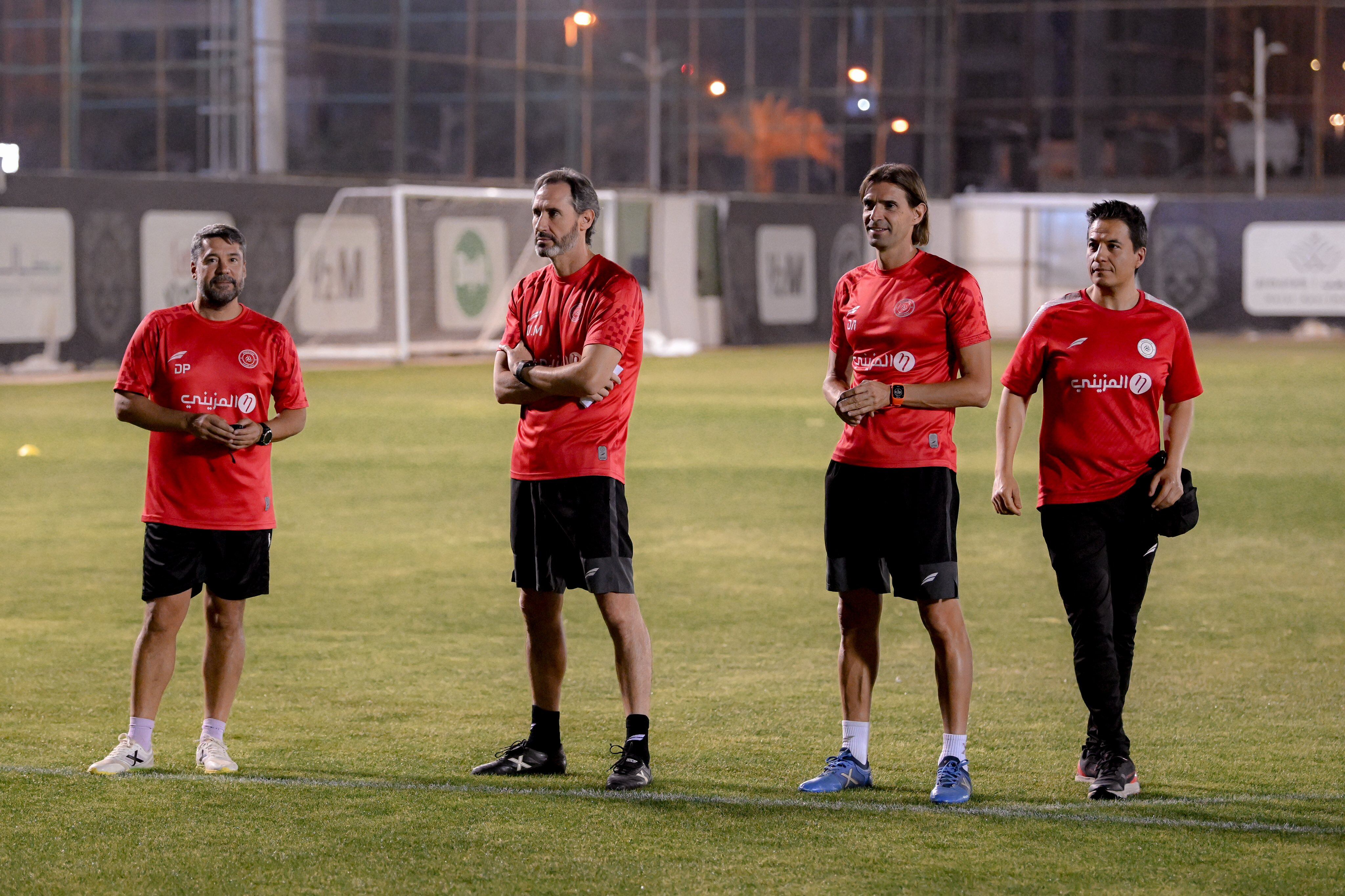 Vicente Moreno con su cuerpo técnico en la etapa en Arabia Saudí.