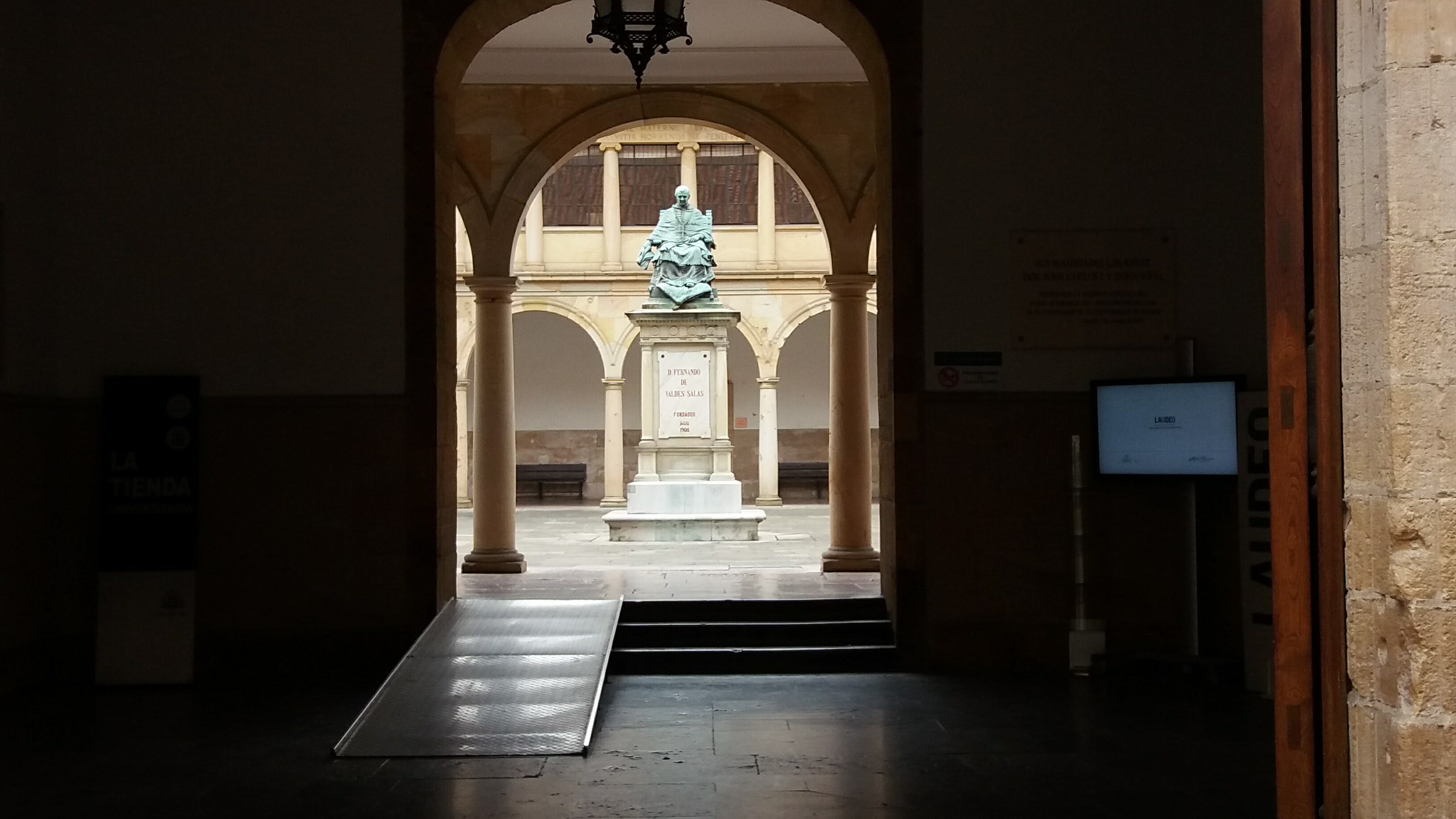 Entrada principal al edificio histórico de la Universidad de Oviedo