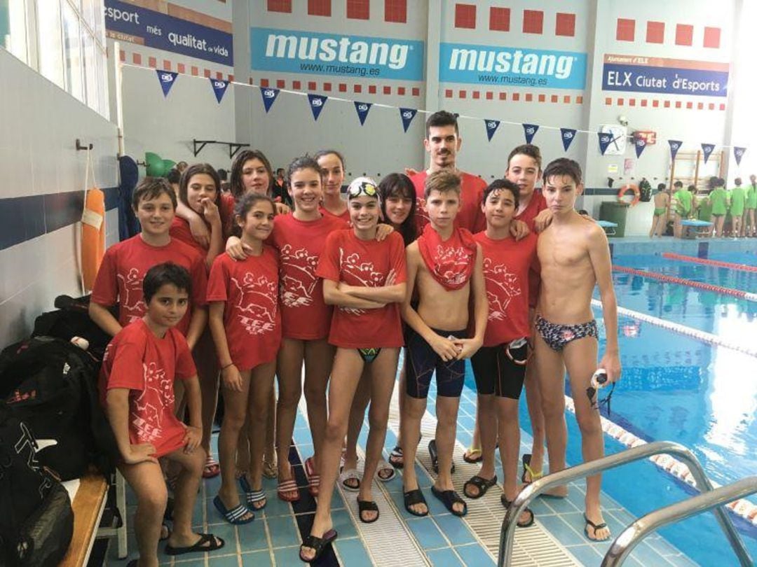 Jóvenes nadadores del Centro Excursionista Eldense en Elche