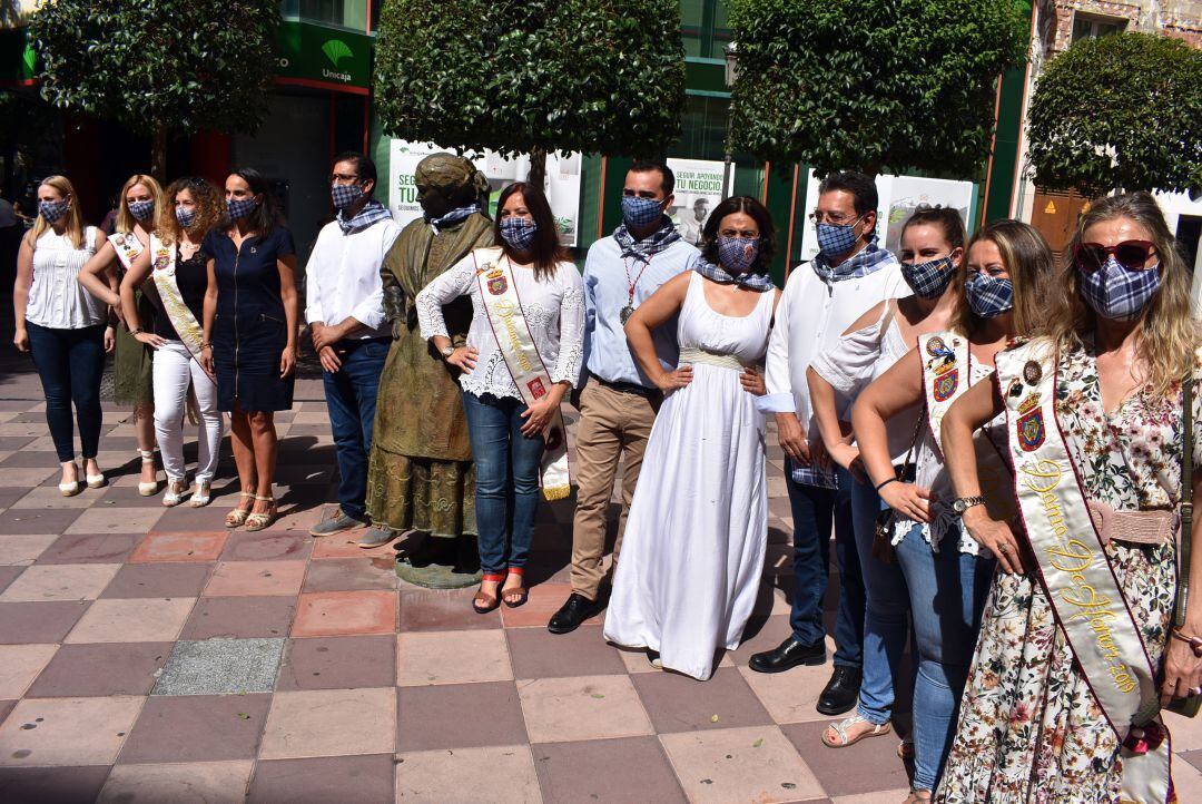 Imposición del pañuelo de yerbas a la escultura de la mujer manchega, con presencia de autoridades, Pandorgo, Dulcinea y sus damas