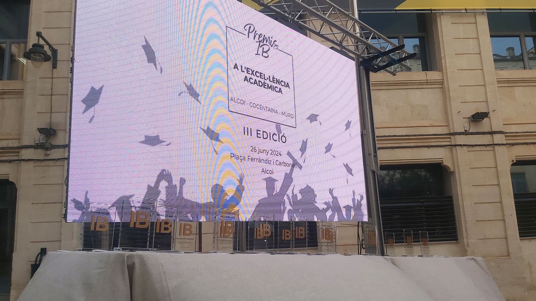 El escenario con cada uno de los 19 Premios IB a la Excelencia Académica