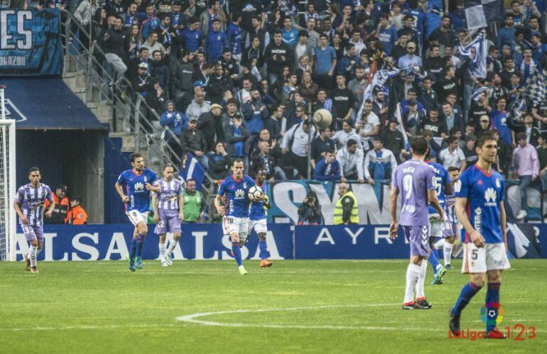 Miguel Linares se dirige al centro del campo tras anotar el tanto que daba esperanzas al Real Oviedo.