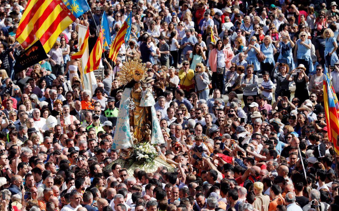La Plaza de la Virgen de València se ha llenado este domingo de miles de personas que han querido acompañar a la patrona de la ciudad en el tradicional traslado de la imagen desde la Basílica hasta la catedral, como cada segundo domingo de mayo desde hace cuatro siglos.
