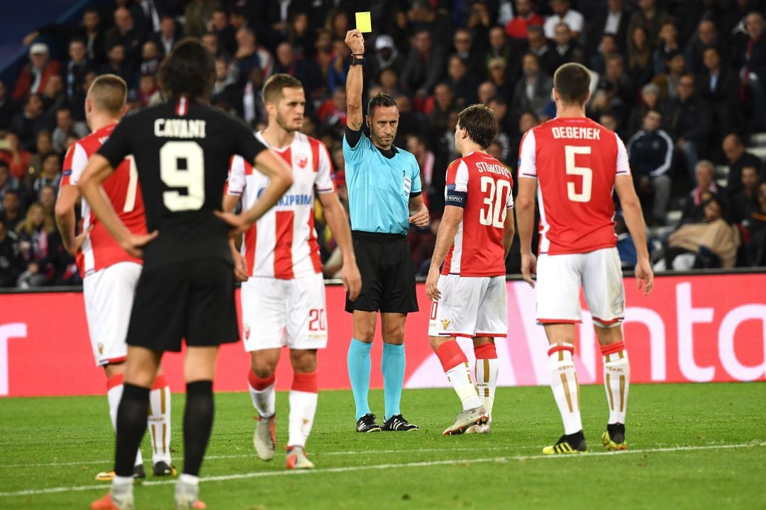 Acción del partido de Champions entre el PSG y el Estrella Roja