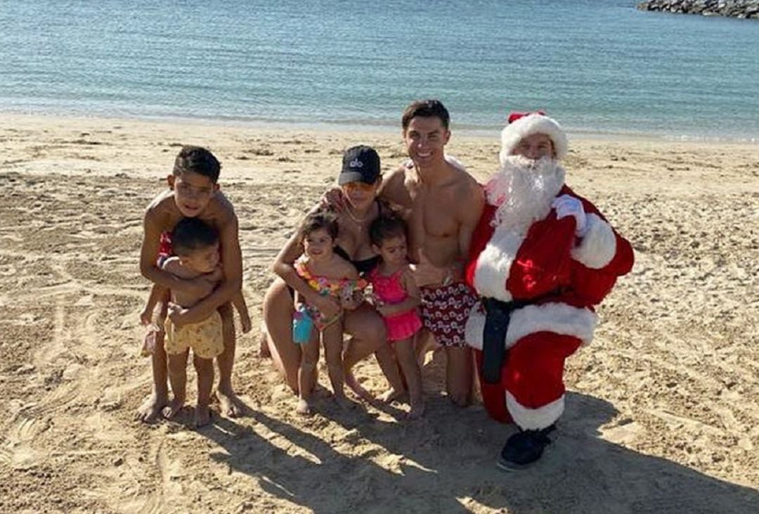 Cristiano Ronaldo posa junto a su familia y un misterioso Papá Noel.