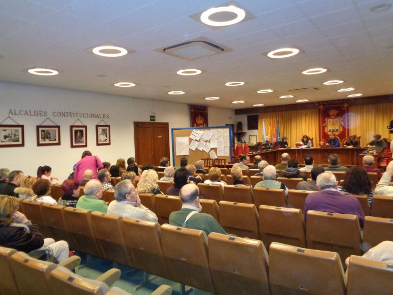 Varias decenas de propietarios se dieron cita en el salón de plenos este lunes, citados por la alcaldesa