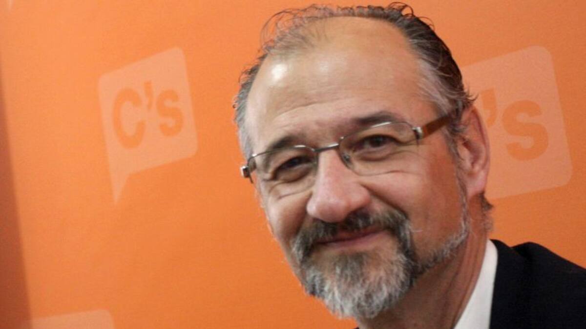 Ciudadanos sobre edificio Arroyo