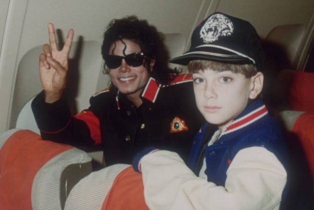 Michael Jackson en un avión con James Safechuck