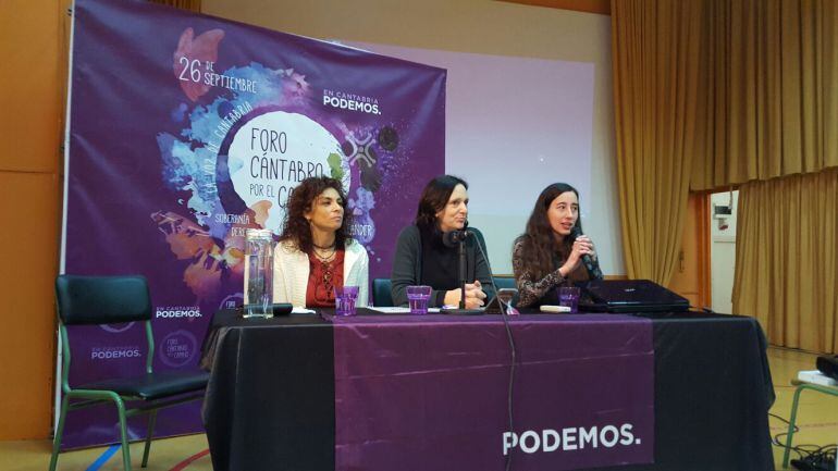 Carolina Bescansa,  diputada de Podemos por Madrid. A su derecha, Rosana Alonso, diputada por Cantabria y a su derecha, Ruht Ruiz, responsable del área de Movimientos Sociales.