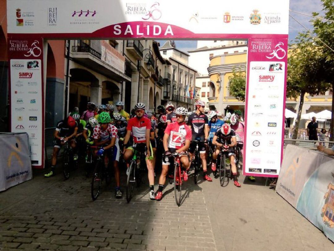 Imagen de una de las salidas de la Vuelta a la Ribera desde la Plaza Mayor de Aranda de Duero.