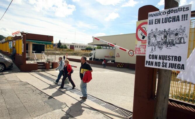 Trabajadores a la salida de la fábrica de Panrico en Valladolid