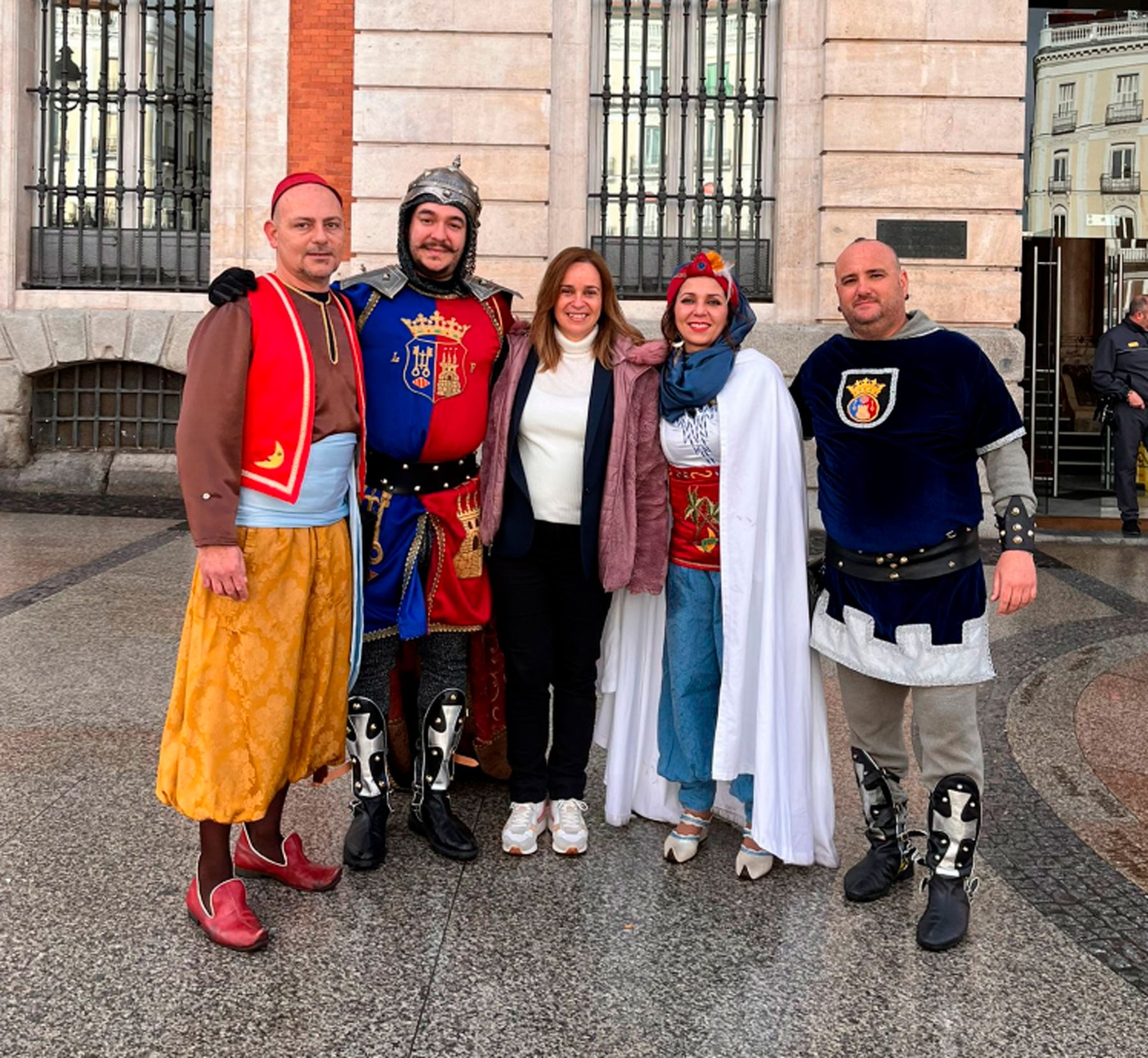 Isabel López, junto a los representantes de las Fiestas de Moros y Cristianos de Xixona