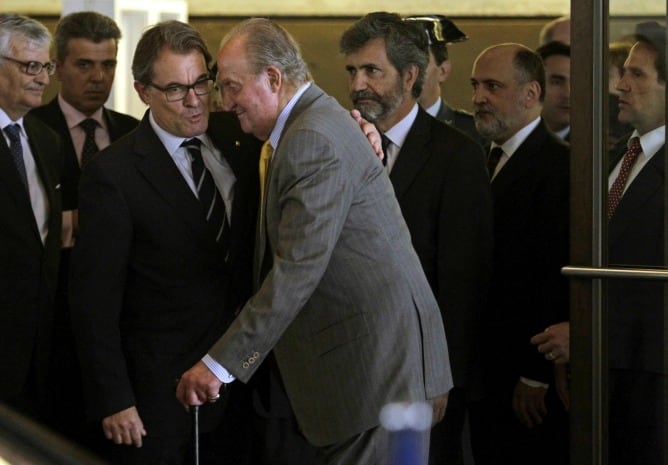 El rey Juan Carlos conversa con el presidente de la Generalitat, Artur Mas, al finalizar el acto de entrega de los despachos a los 204 integrantes de la 64 promoción de la carrera judicial