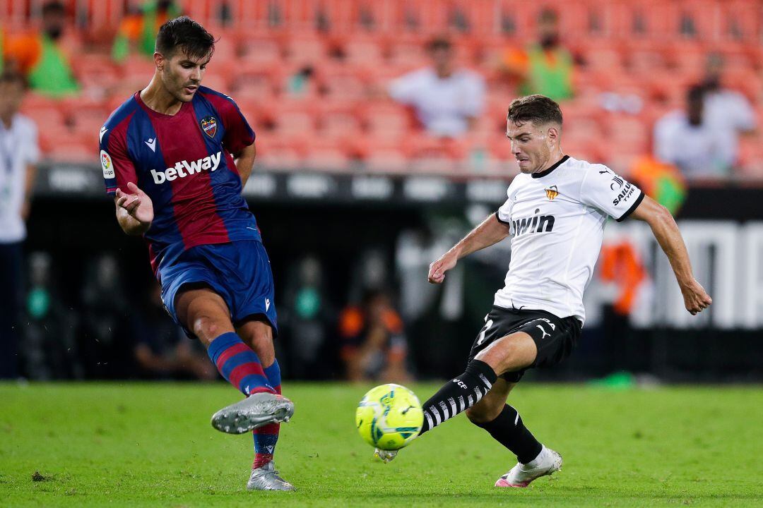 Rober Pier y Manu Vallejo pugnan por un balón