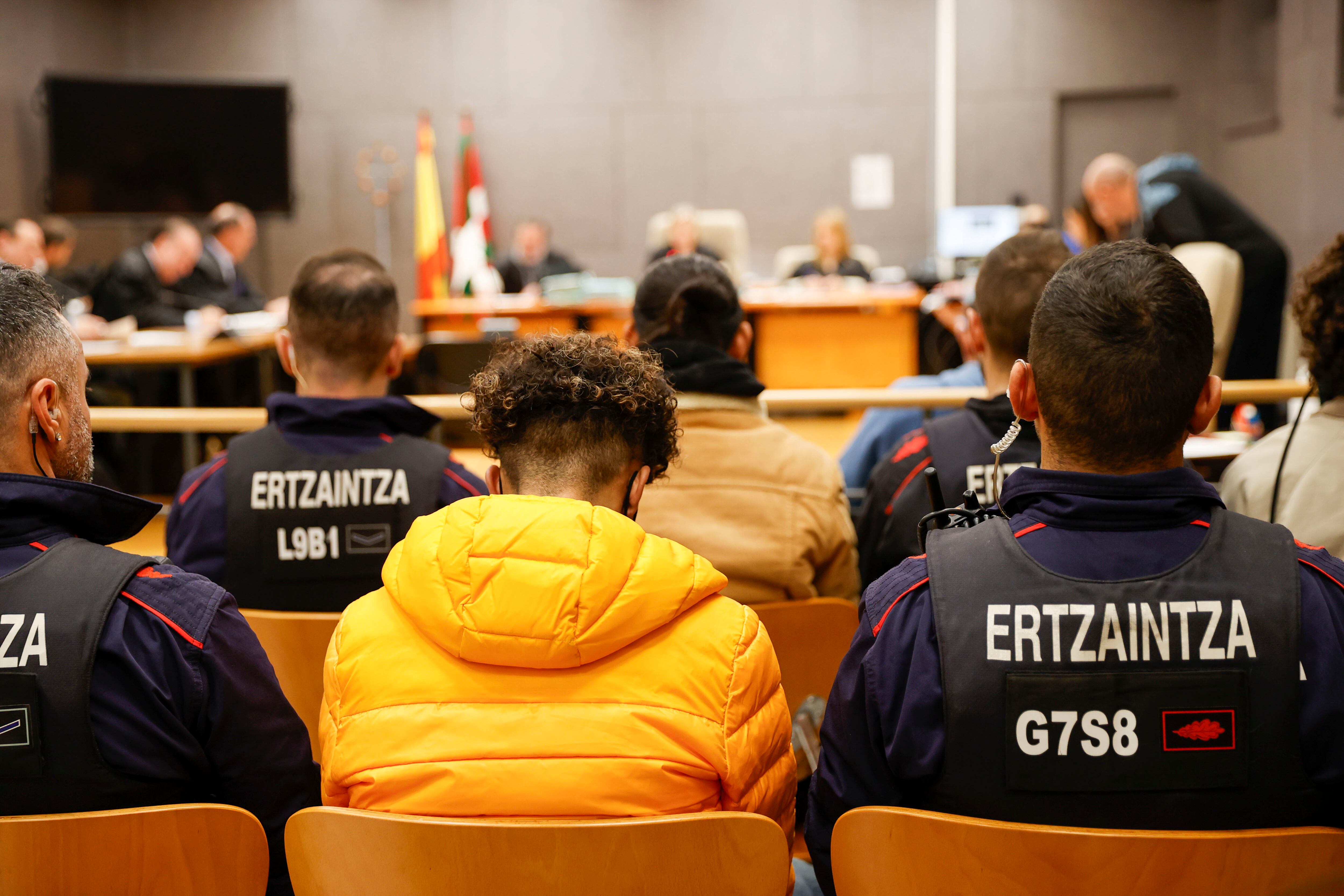 BILBAO, 22/01/2024.- Los acusados, al inicio de la cuarta sesión del juicio por la paliza a un joven en Amorebieta, que quedó en estado vegetativo, en el que declaran este lunes nueve agentes de la Ertzaintza y nueve testigos.EFE/Luis Tejido
