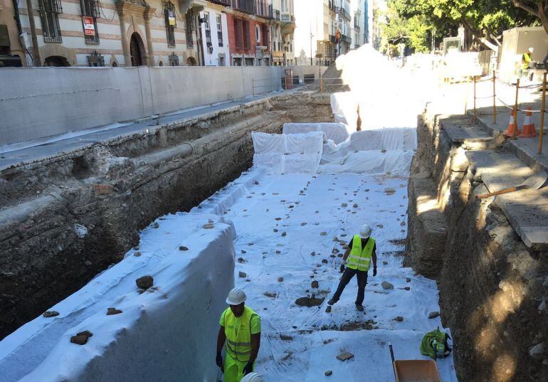 Los operarios trabajan en la protección de los restos en la Alameda