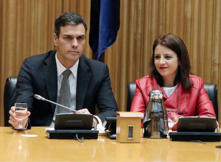 El secretario general del PSOE, Pedro Sánchez, y la vicesecretaria general Adriana Lastra, durante la reunión del partido socialista en el Congreso de los Diputados