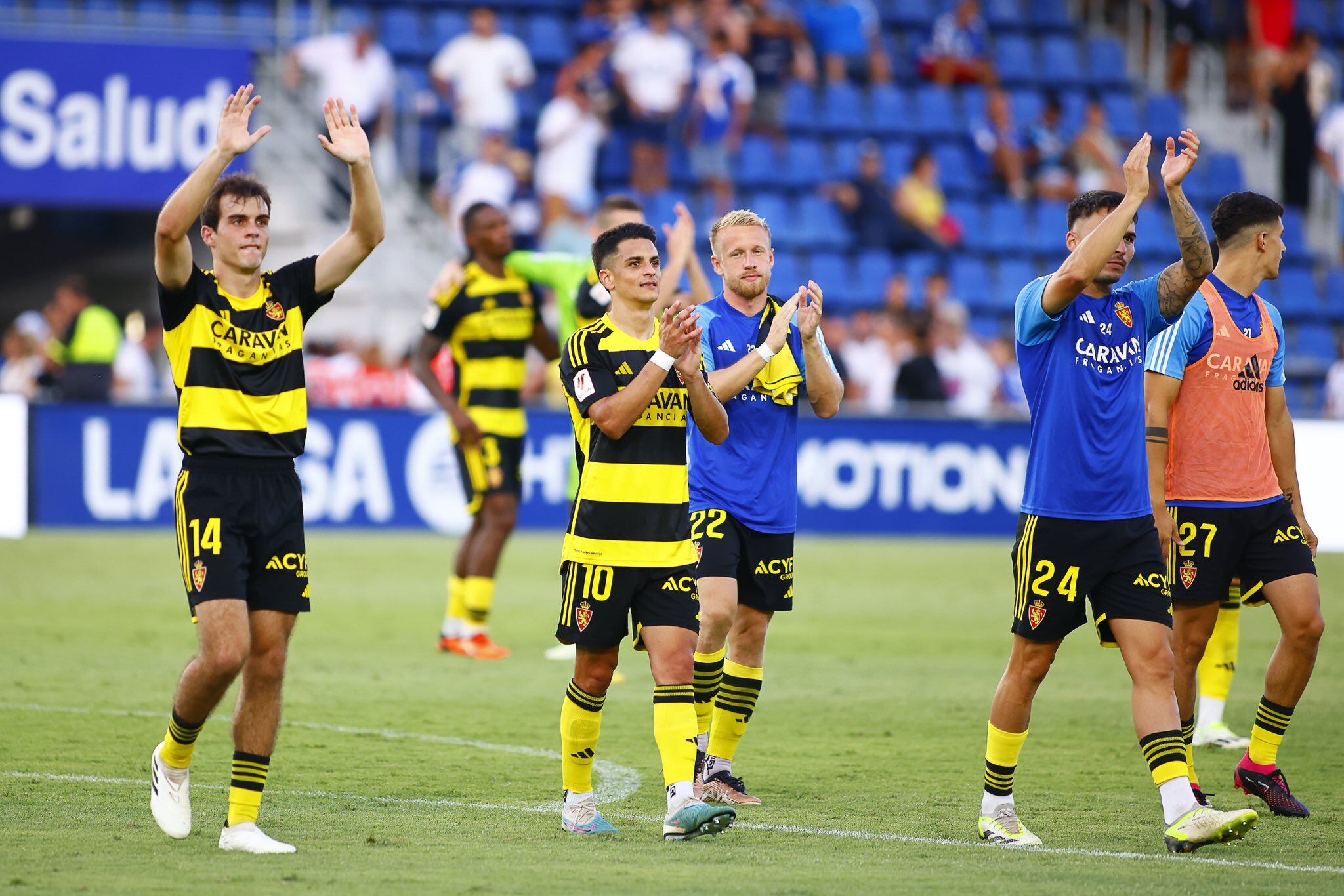 Los futbolistas del Real Zaragoza celebran la victoria al Tenerife