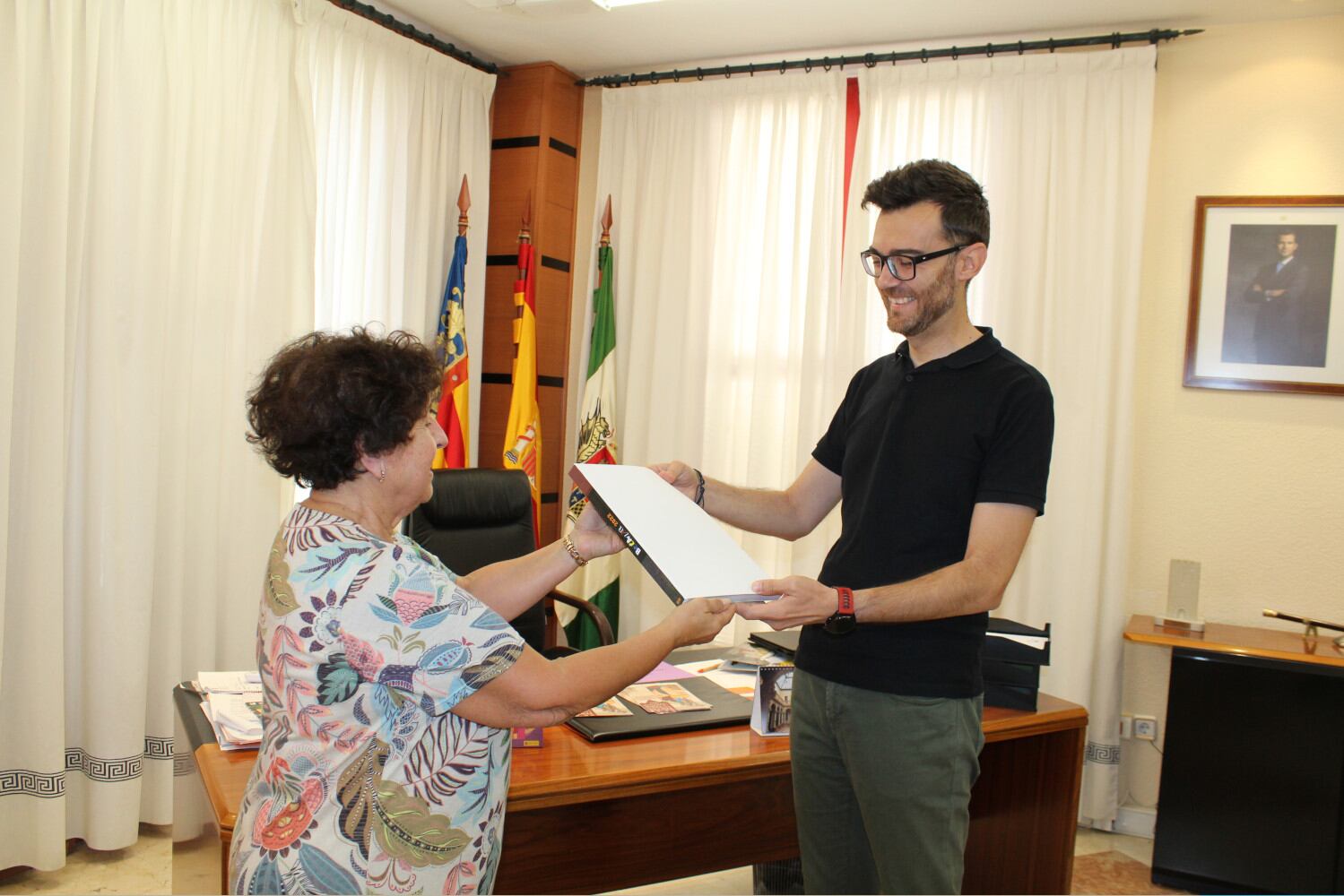 Concha Navarro entrega el ejemplar al alcalde de Novelda