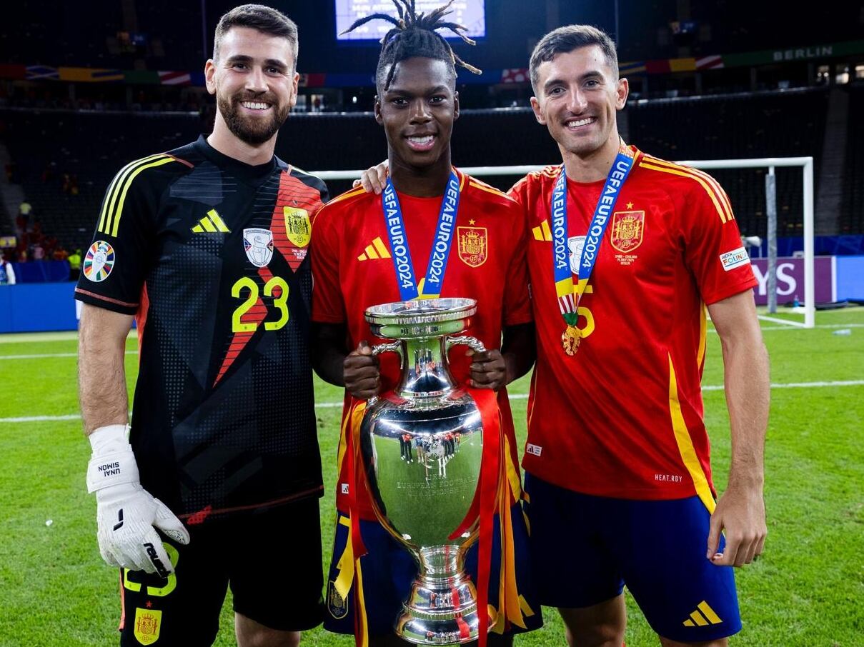 Unai Simón, Nico Williams y Dani Vivian posan con el trofeo de la Eurocopa conseguida en Alemania