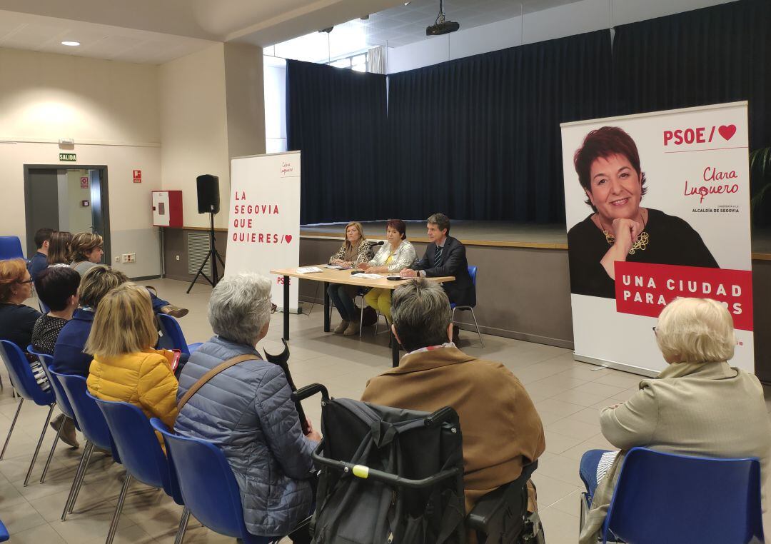 Miembros de la candidatura del PSOE durante la reunión mantenida con representantes del tejido sociosanitario de la ciudad