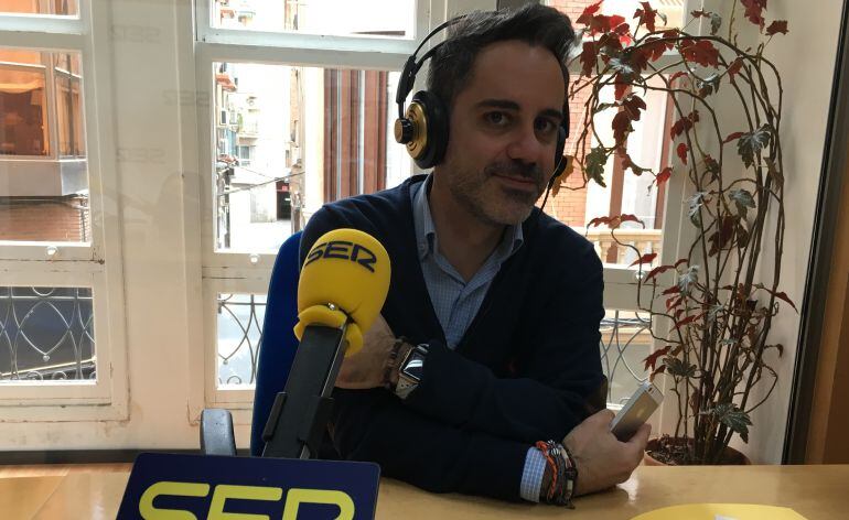 Ángel Cruz en los estudios de Radio Murcia