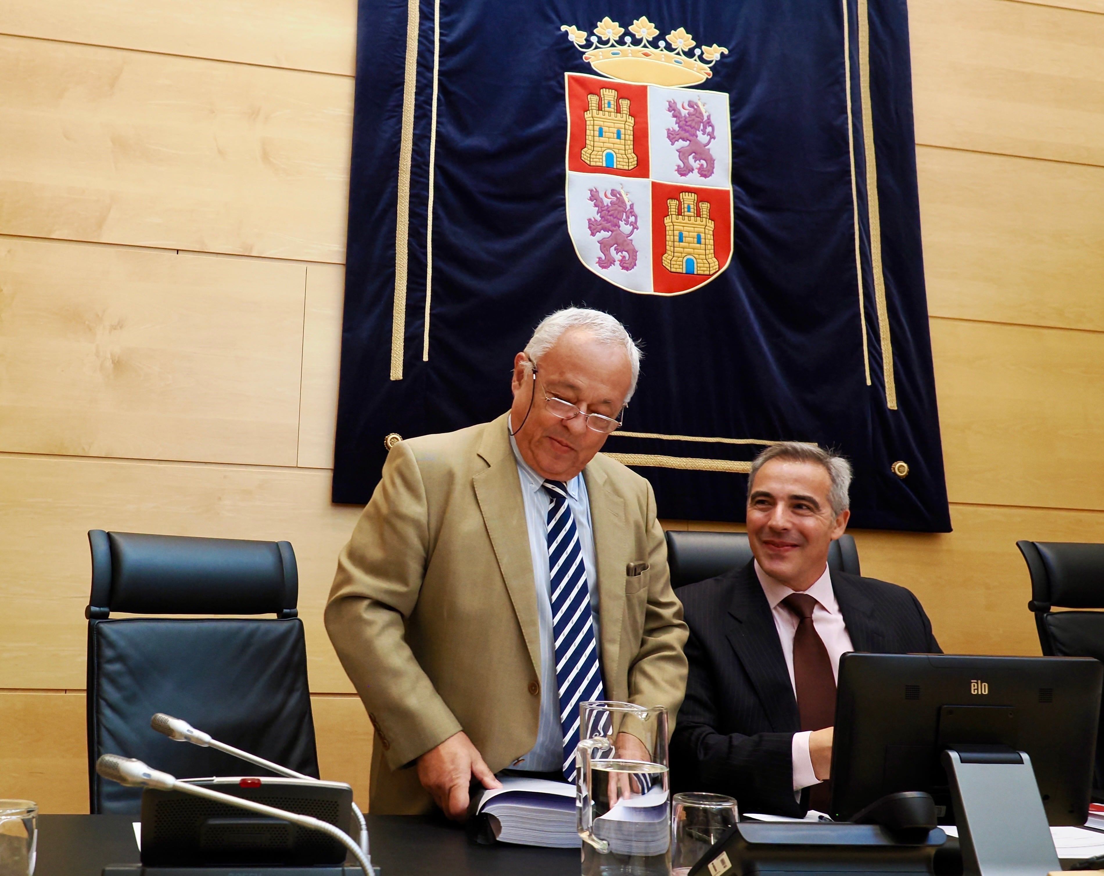 El consejero de Cultura, Turismo y Deporte, Gonzalo Santonja, comparece a petición propia ante la Comisión del ramo en las Cortes de Castilla y León para informar sobre la previsión de la resolución de los expedientes de declaración de bienes de interés cultural