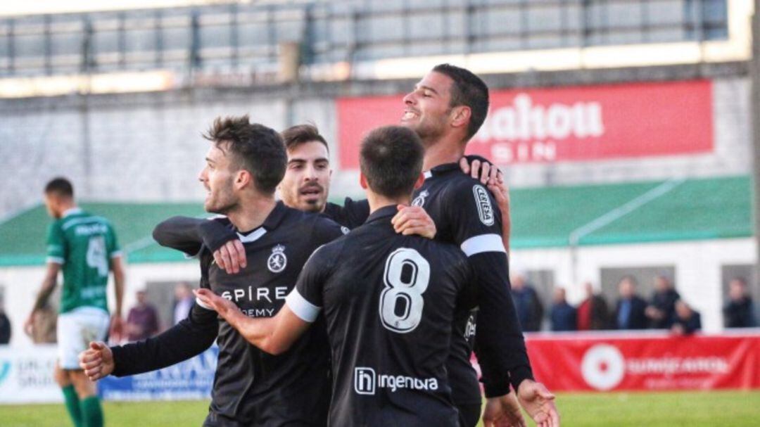 Aridane celebra su gol en el choque de ida en Coruxo