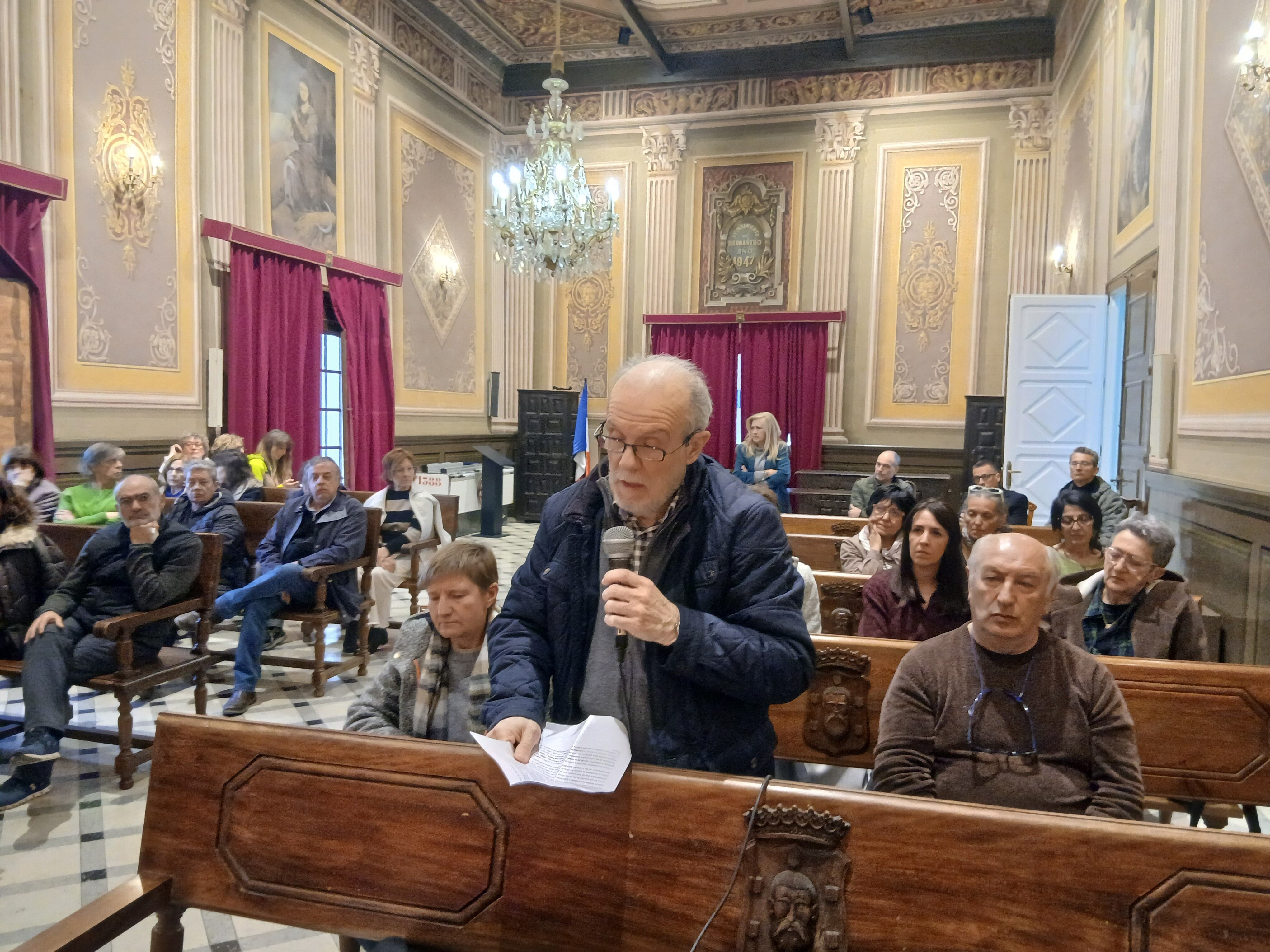 Lectura del manifiesto en el pleno municipal de Barbastro