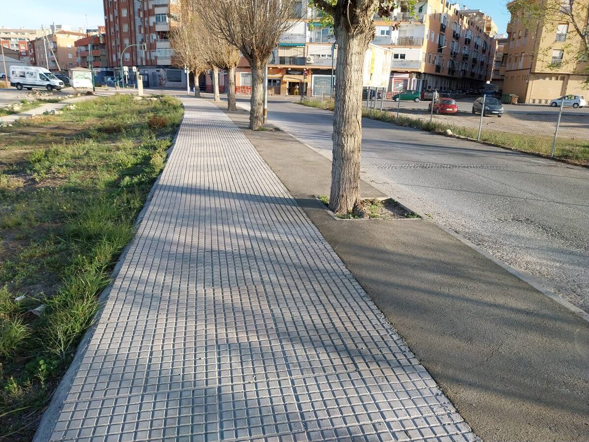 El Ayuntamiento mejora el acerado de la calle Clara Campoamor de acceso al colegio Ruperto Chapí